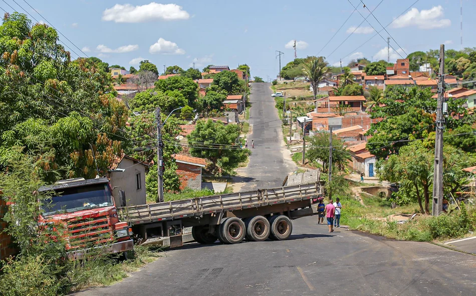 Caminh O Carregado De Postes Invade Casa Na Zona Leste De Teresina Gp