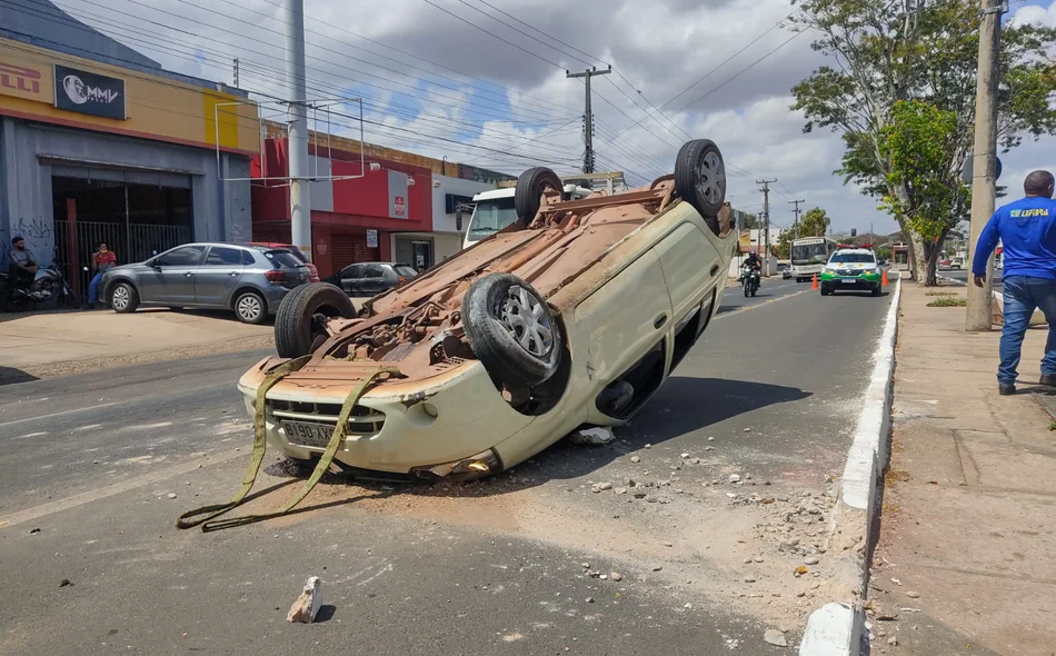 Carro Capota Ap S Colidir Em Caminh O Na Avenida Presidente Kennedy Gp