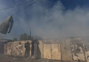 Garagem em chamas após ataque militar perto de estação de trem em Lyman, na região de Donetsk