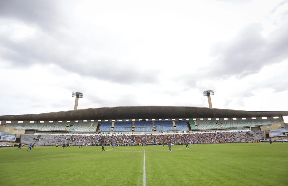 Imagens do Gigante da Redenção, estádio Albertão