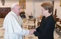 Papa Francisco cumprimenta ex-presidente do Brasil