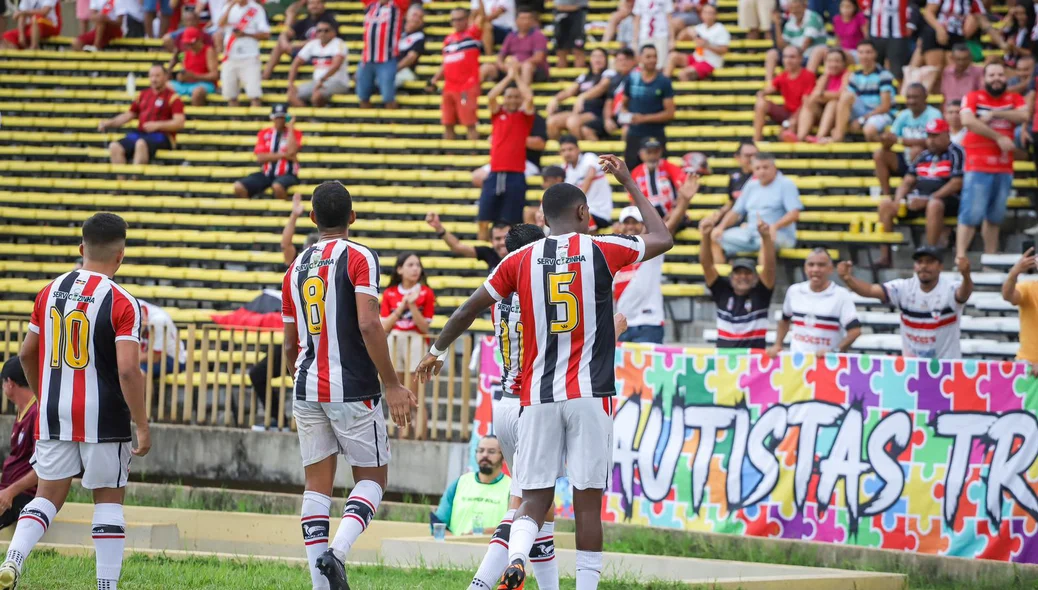 River é ovacionado pela torcida após empate contra o Águia de Marabá