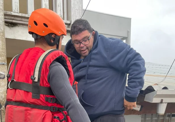 Momento que bombeiro do Piauí faz resgate de morador em área inundada