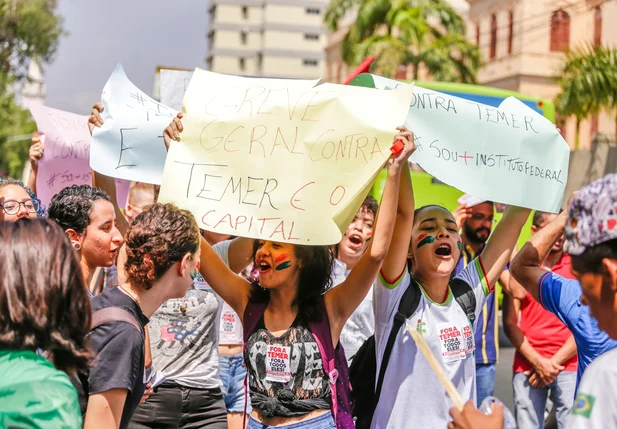 Sindicato faz manifestação contra presidente Temer em Teresina