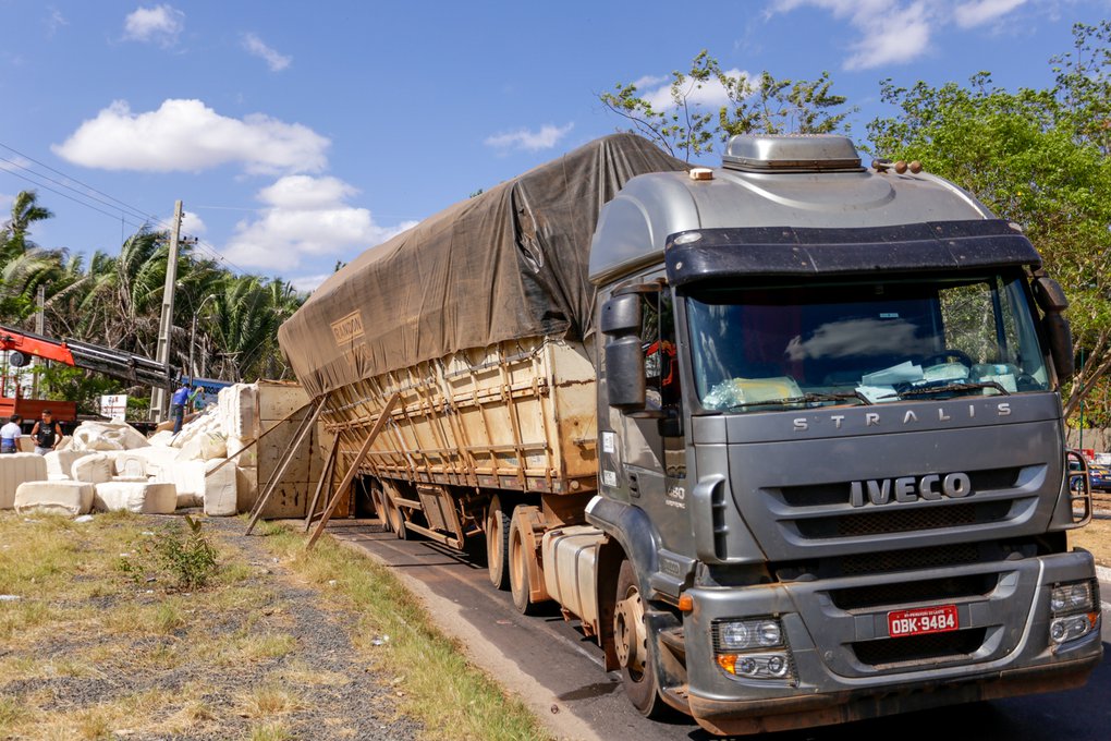 Caminh O Carregado De Algod O Tomba Na Br Em Teresina Gp