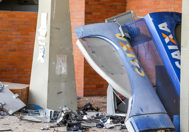 Bandidos explodem caixa eletrônico dentro da UFPI em Teresina