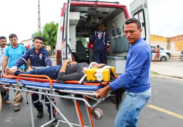 Casal fica ferido após acidente entre carro e moto em Teresina