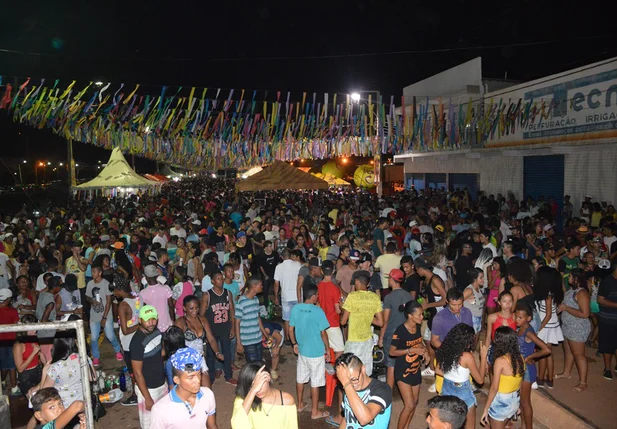 Segunda noite do Carnaval de Picos leva milhares às ruas