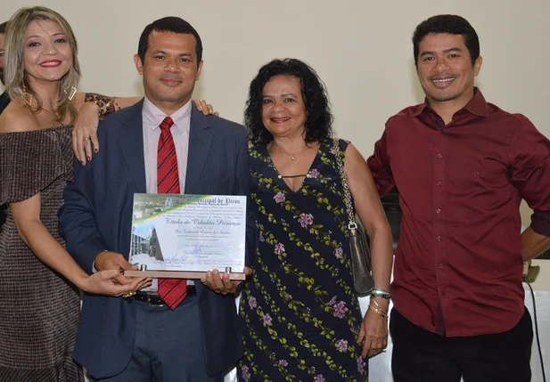 Câmara entrega título de cidadania a juiz do trabalho de Picos