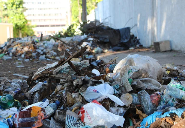 Moradores denunciam descarte irregular de lixo no São Cristóvão