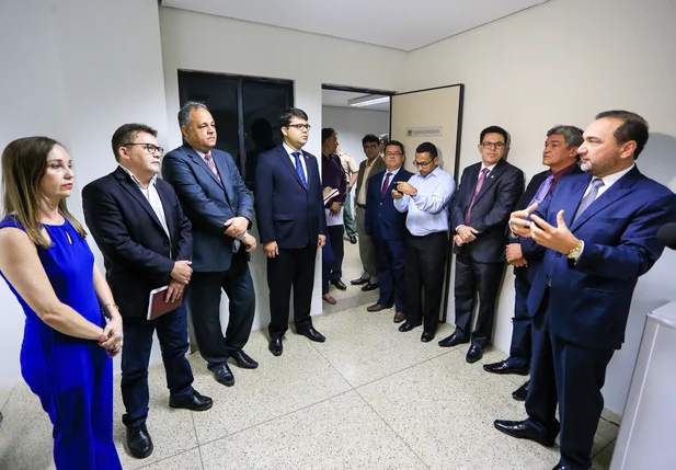 Erivan Lopes e autoridades visitam sala de Custódia de Fórum 