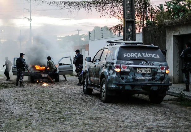 Veículo Fiat Strada pega fogo em Teresina 