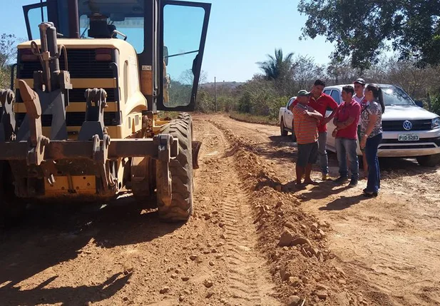 Prefeita Vilma Amorim visita as obras da estrada do Tabuleirinho