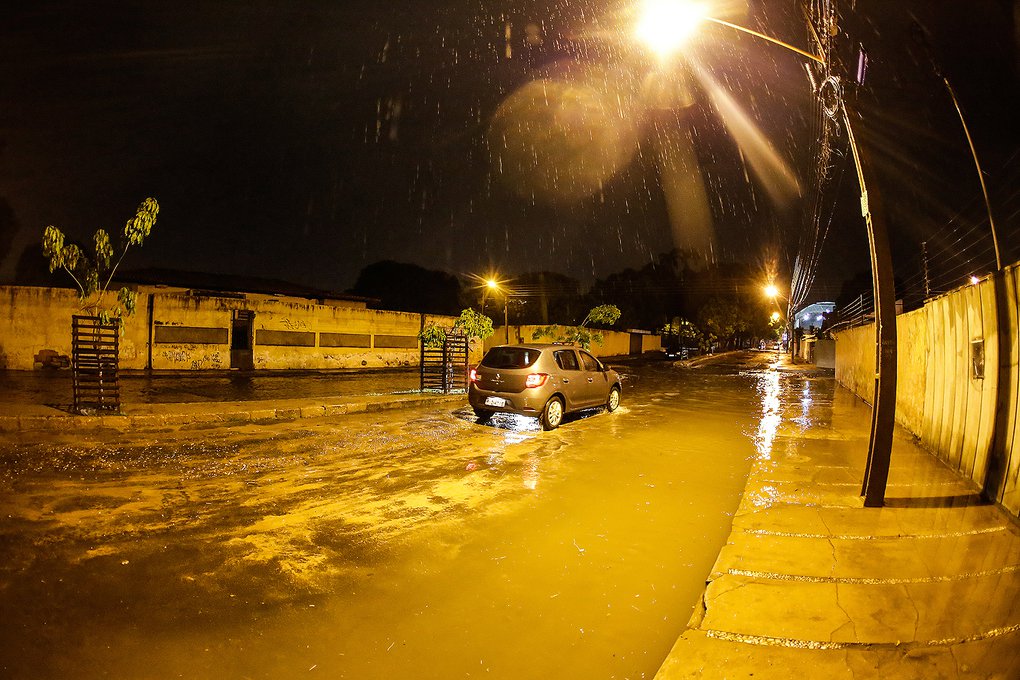 Chuva deixa várias ruas alagadas na cidade de Teresina GP1