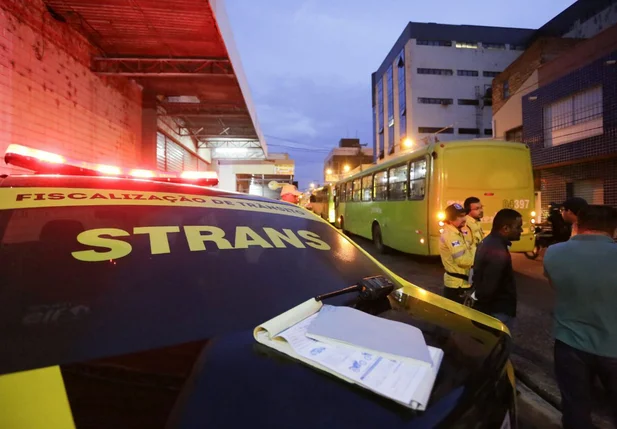 Strans apreende ônibus na Rua Rui Barbosa em Teresina