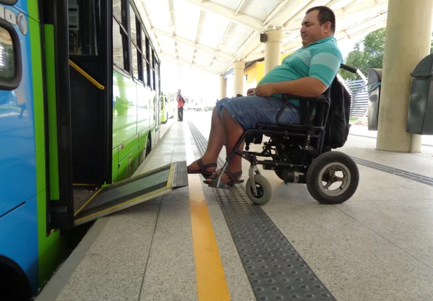 Deficiente denuncia falta de acessibilidade em ônibus de Teresina