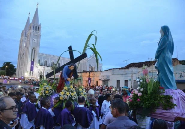 Milhares de devotos participam de procissão em Picos