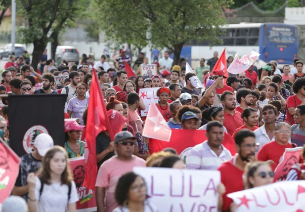 Manifestação pró-Lula na Avenida Frei Serafim
