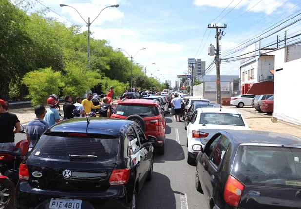 Motoristas formam filas enormes para abastecer em Teresina 