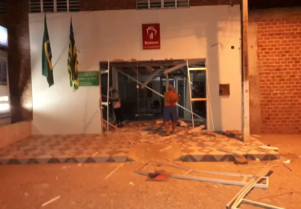Bandidos explodem duas agências bancárias e Correios no Piauí