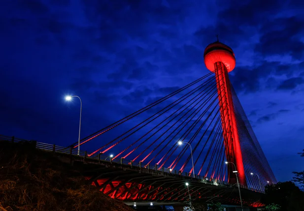 Ponte Estaiada ganha iluminação especial em dezembro
