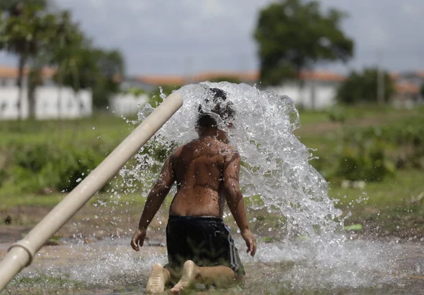 Mais de 100 famílias estão sem água no Torquato Neto