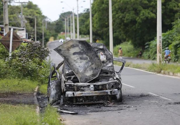 Populares ateiam fogo em carro após acidente em Teresina