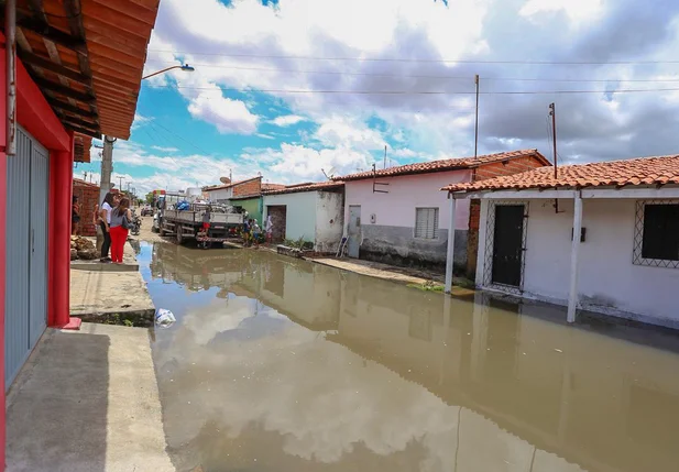 Casas são invadidas pelas águas do Rio do Poti no Parque Jurema