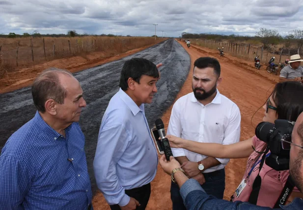 Governo do Piauí entrega obras em Paulistana e Jacobina