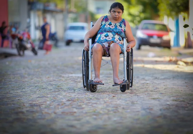 Cadeirantes sofrem com dificuldade de locomoção em rua 