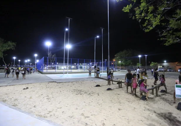 Firmino Filho inaugura parque no bairro Mocambinho