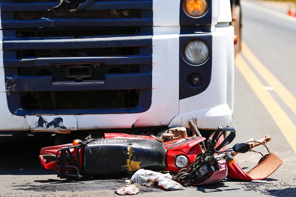 Colis O Entre Caminh O Do Carvalho E Moto Deixa Mulher Morta Na Br