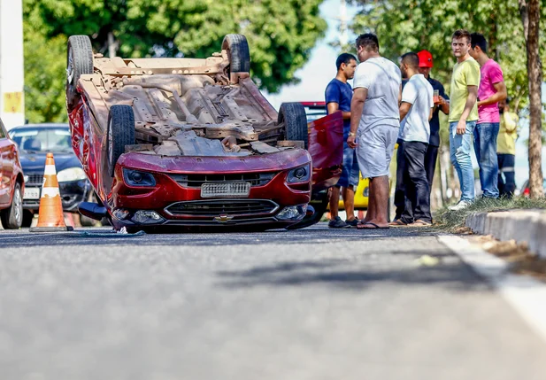 Veículo capota após colisão na Avenida dos Ipês em Teresina 