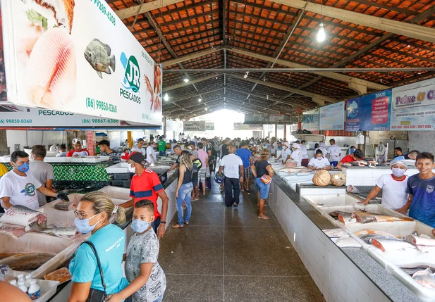 População descumpre decreto e lota Mercado do Peixe