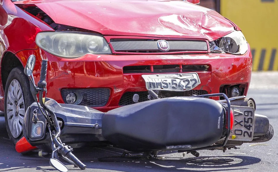 Colisão entre carro e moto deixa duas mulheres feridas em Teresina GP1