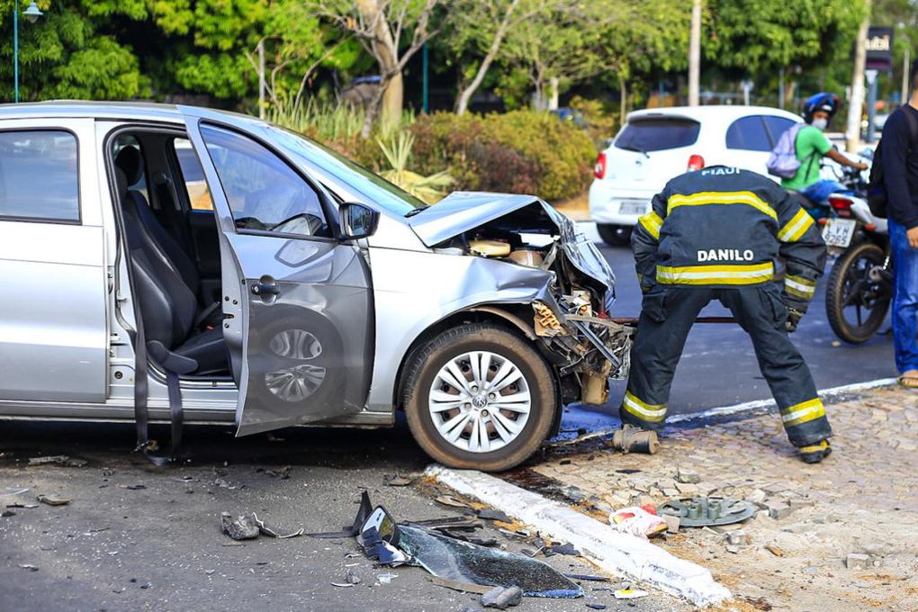 Colis O Entre Dois Ve Culos Deixa Seis Feridos Na Avenida Raul Lopes Gp