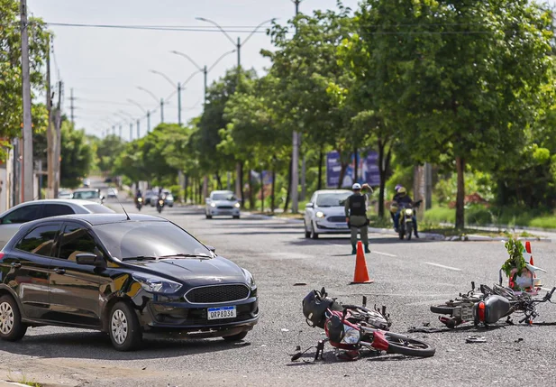 Motociclistas ficam feridos após colisão na Avenida dos Ipês