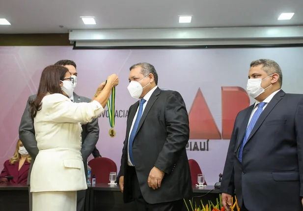 Ministro Nunes Marques recebe homenagem da OAB Piauí