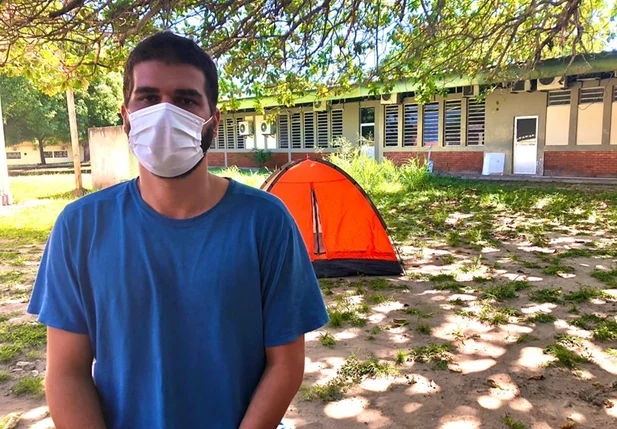 Estudante acampa na UFPI pedindo retorno das aulas práticas