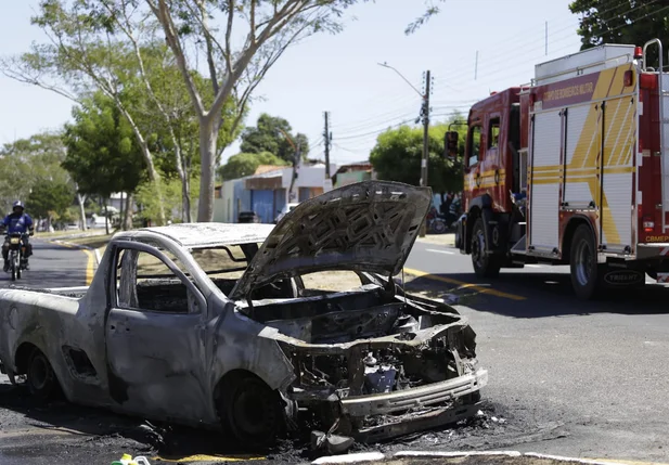 Veículo pega fogo e fica destruído no bairro Piçarreira