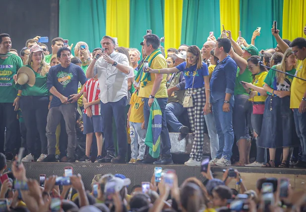 Bolsonaro participa de grande ato com apoiadores em Teresina