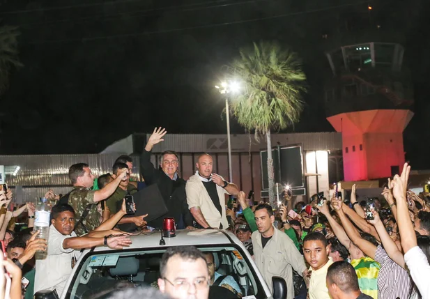 Presidente Jair Bolsonaro é recebido por multidão em Teresina