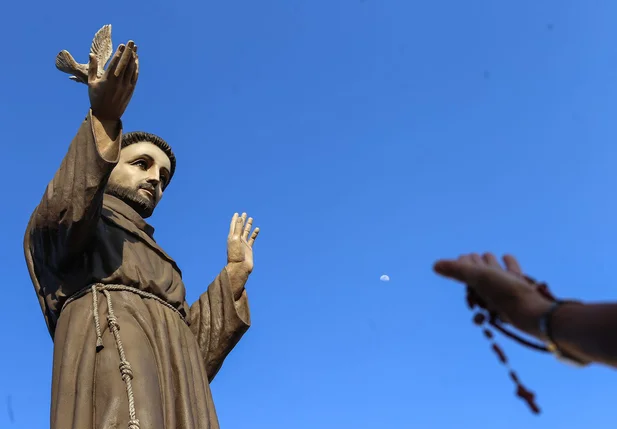 Procissão de São Francisco de Assis reúne 40 mil fiéis no Dirceu