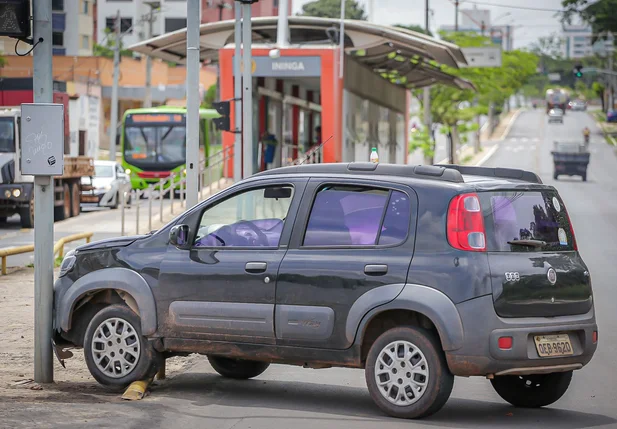 Bandidos se envolvem em acidente com carro roubado em Teresina