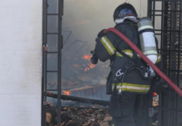 Incêndio de grandes proporções destrói loja no Centro de Teresina