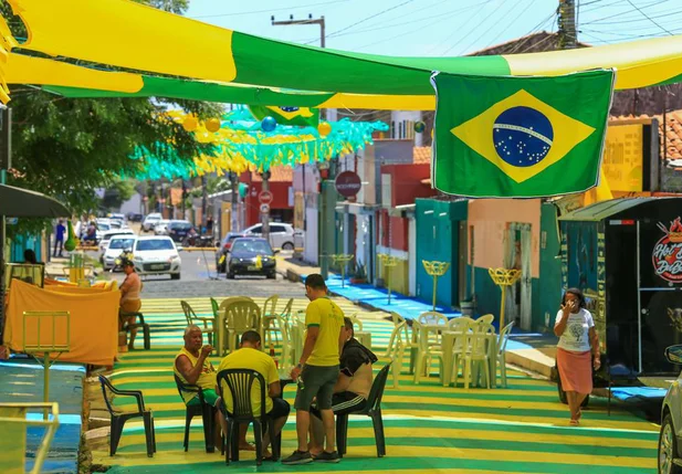 Moradores do Dirceu enfeitam rua para a estreia da seleção brasileira