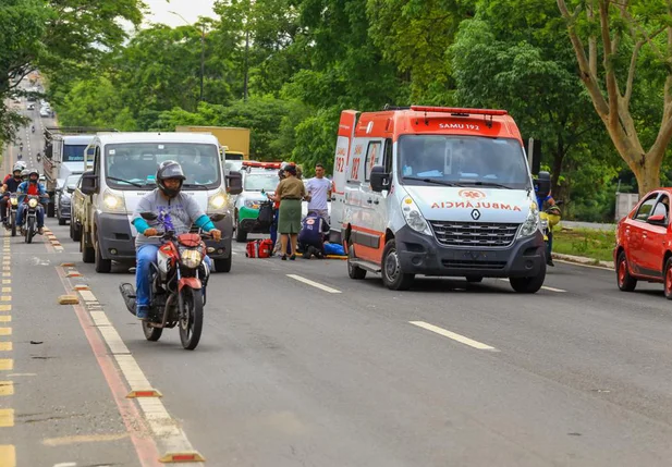 Colisão entre carro e moto deixa mulher ferida em Teresina