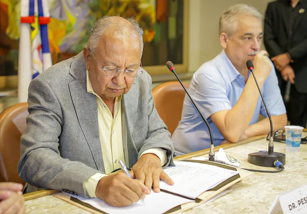 Dr. Pessoa assina contrato de empréstimo com o Banco do Brasil