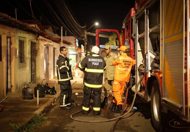Incêndio atinge residência no bairro Porto Alegre em Teresina