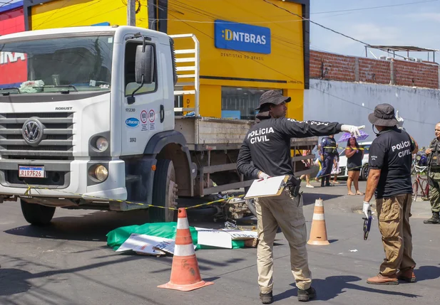 Ex-PM morre ao colidir moto em caminhão da Litucera
